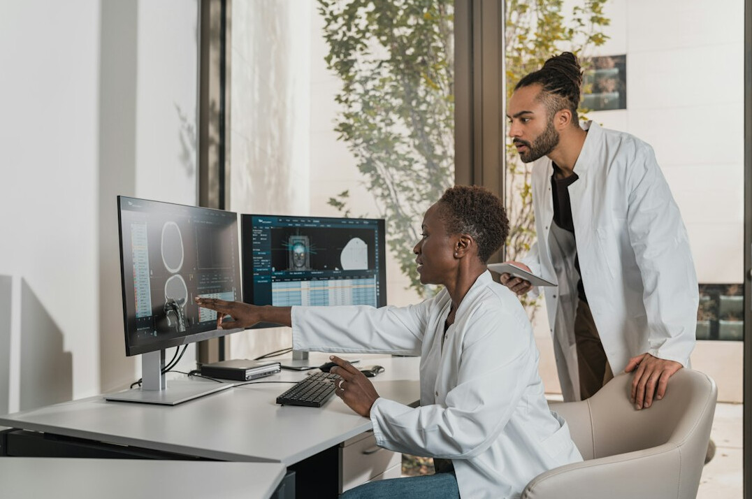 doctor using ai for diagnosis